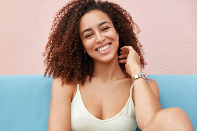 Las mujeres que no usan maquillaje son percibidas como mejores líderes según estudio