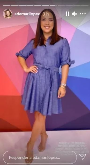La actriz y conductora Adamari López luce un hermoso vestido de mezclilla