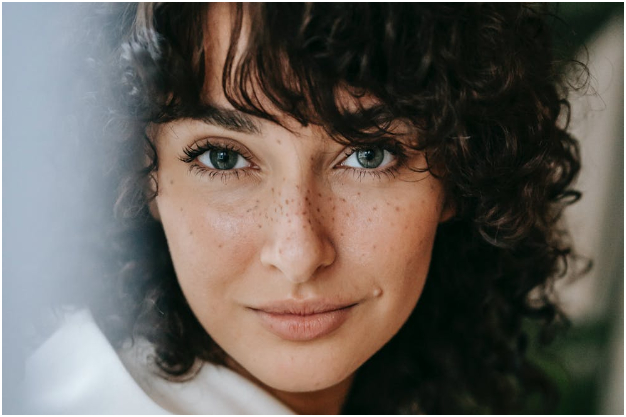 Tips de belleza súper fáciles para hacerte pecas falsas sin fracasar en el intento