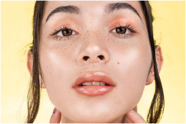 Tips de belleza súper fáciles para hacerte pecas falsas sin fracasar en el intento