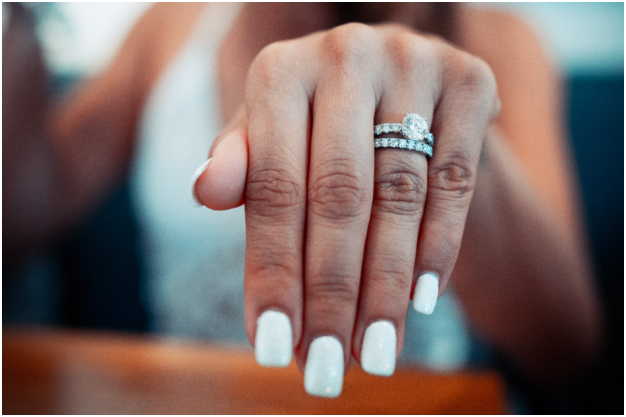 Mientras más grande sea el anillo de bodas más rápido llega el divorcio: Estudio dice las probabilidades
