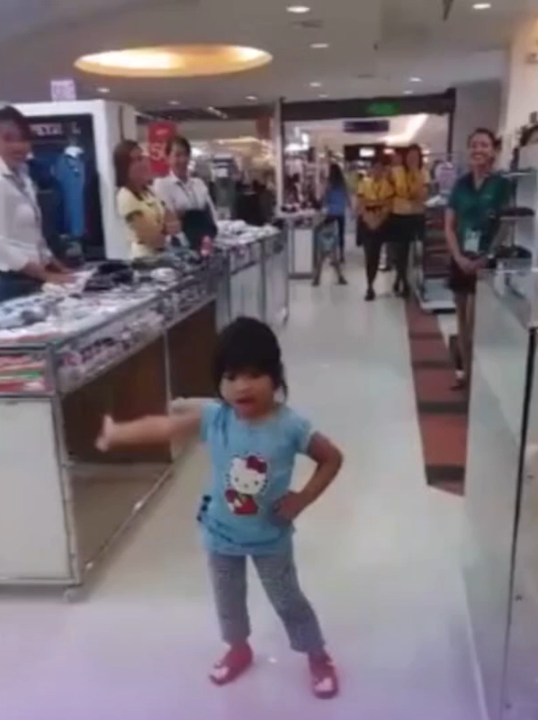 Niña enamora a todos en el supermercado con sus pasos de baile
