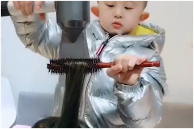 Con solo 6 años este tierno e ingenioso niño cautiva a sus clientes con su talento como estilista