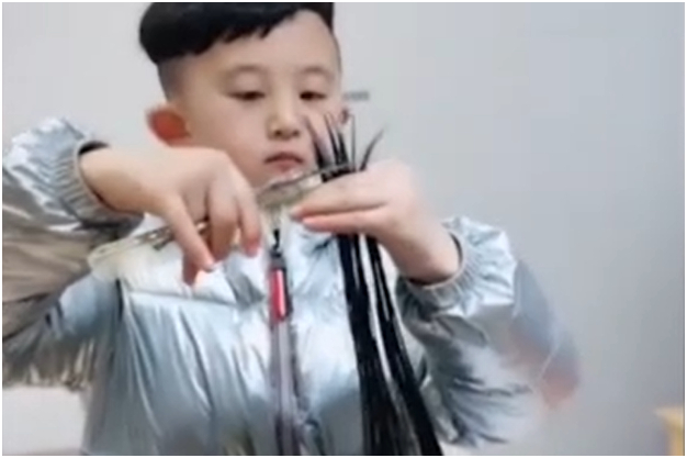 Con solo 6 años este tierno e ingenioso niño cautiva a sus clientes con su talento como estilista