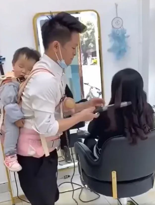 Padres solteros: Se vuelve viral un papá que trabaja con su hija cargada