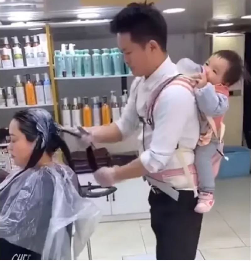 Padres solteros: Se vuelve viral un papá que trabaja con su hija cargada