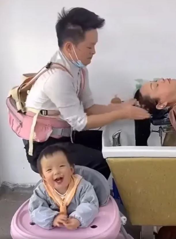 Padres solteros: Se vuelve viral un papá que trabaja con su hija cargada