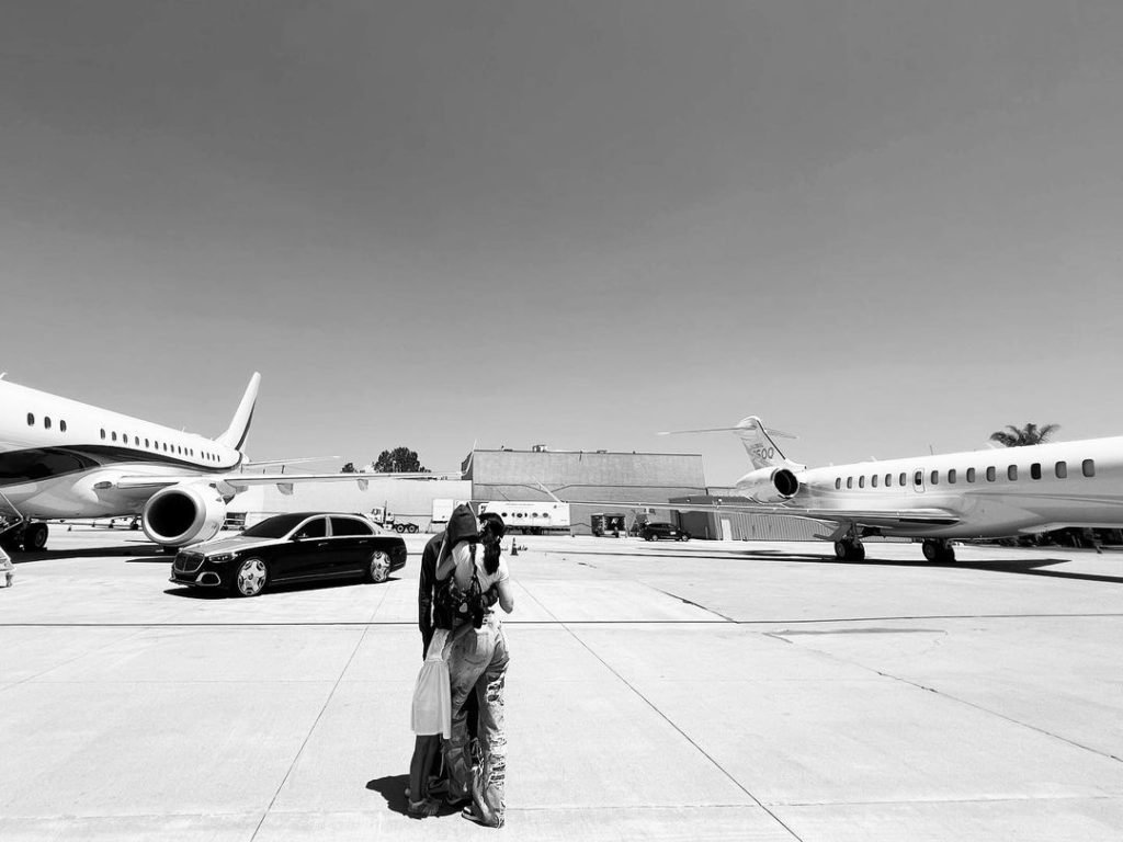 "¿Vamos en el tuyo o en el mío?": Kylie Jenner desató críticas tras usar su jet privado para un viaje de pocos minutos