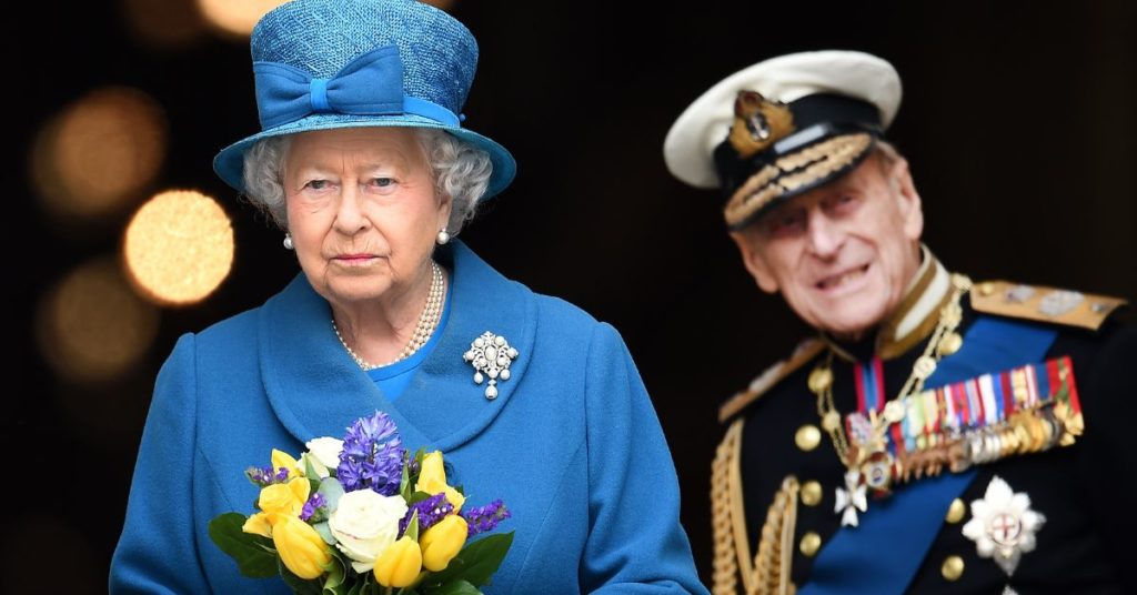 Isabel II, ícono de moda con su fórmula monocromática: abrigo, vestido, sombrero y bolso