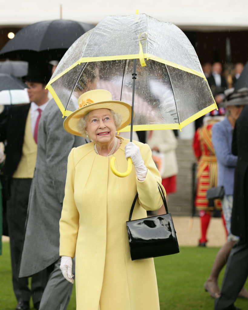 Isabel II, ícono de moda con su fórmula monocromática: abrigo, vestido, sombrero y bolso